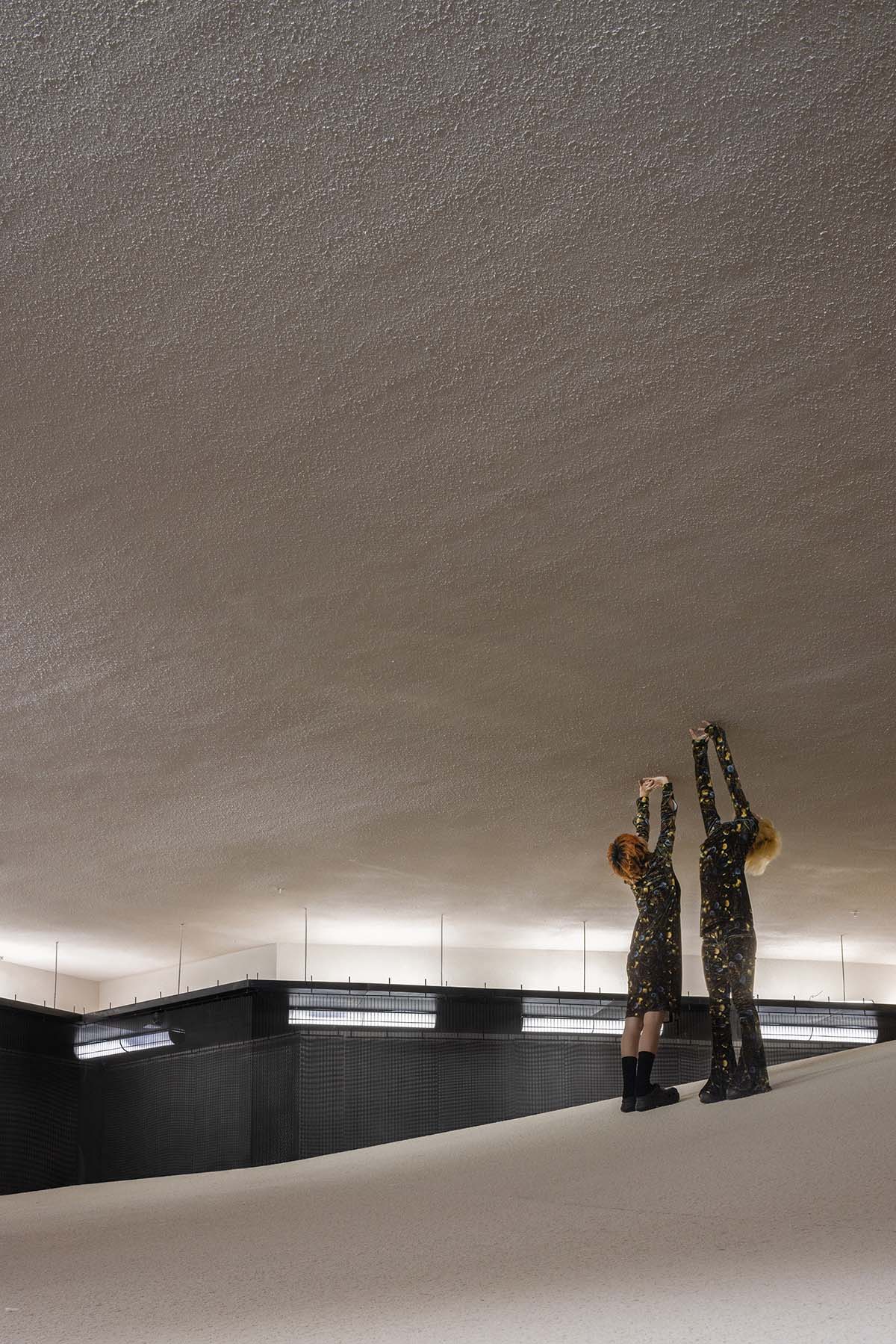 Fashion boutique features dune-shaped space to evoke a serene escape from a bustling city