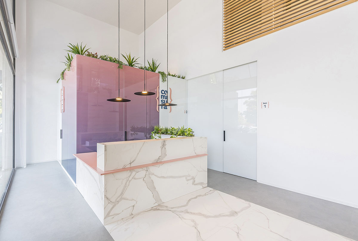 Pablo Muñoz Payá Arquitectos completes Comisura Dental Surgery with bright and colorful interiors