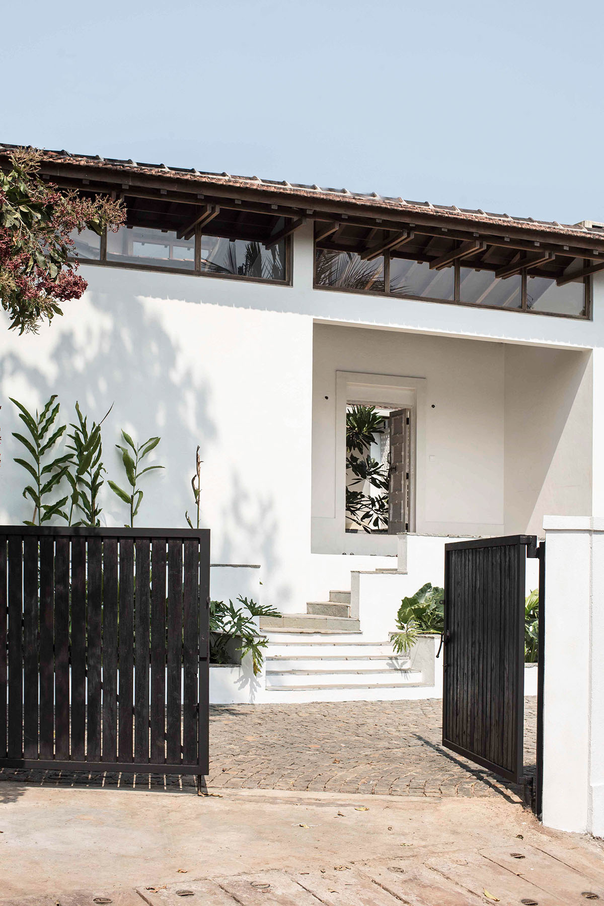 Field Atelier built house with free flowing internal courtyards in North Goa, India