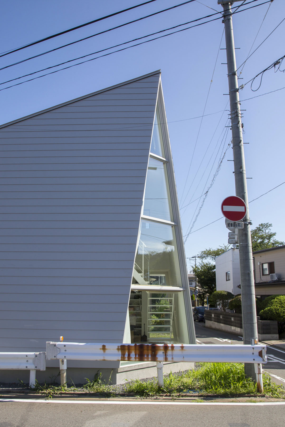 Takeru Shoji creates giant slit to reflect daily atmosphere of this house on corner plot of Japan