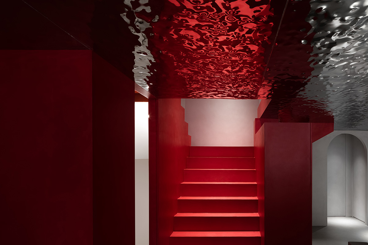 Grey and red colours combined with geometric shapes and shimmering ceiling for fashion store in China