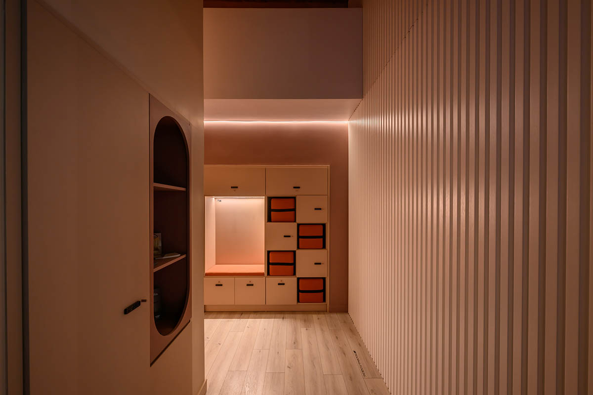 Estudio Ebras and Hause Möbel add orange hues and textures to home and office in Córdoba