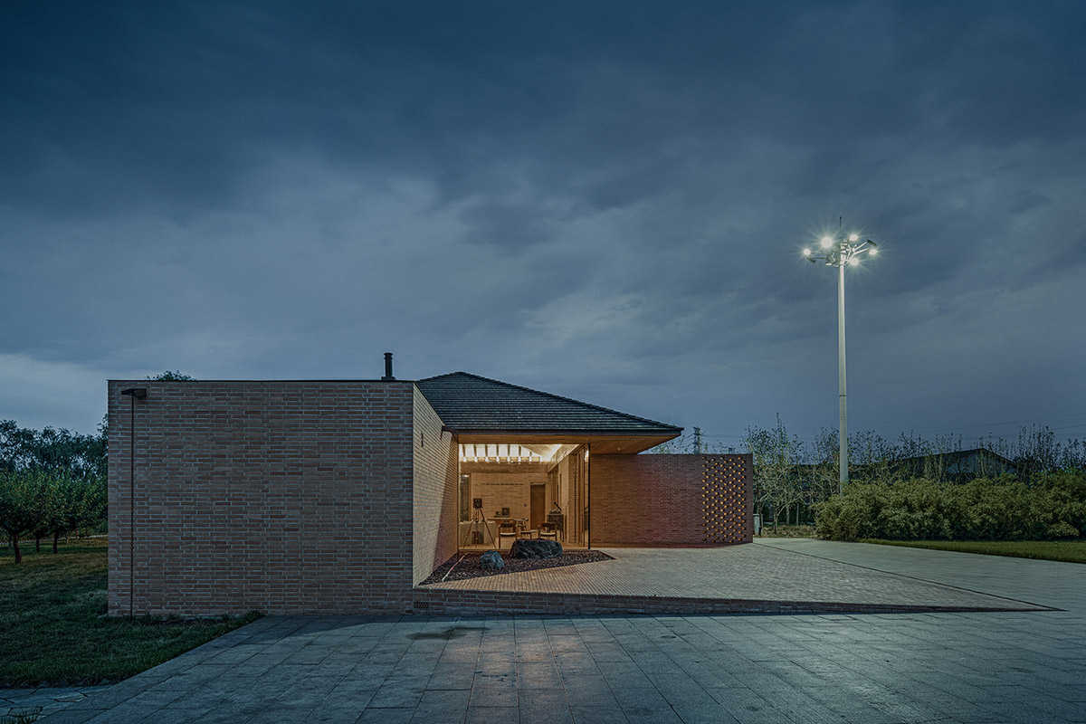 Protruding volumes form for this courtyard villa with beige shale brick in China