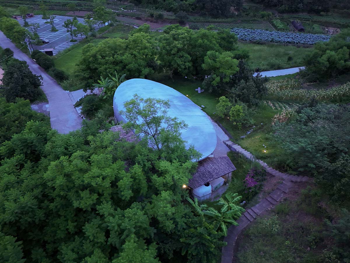 Archermit built a rock-shaped bakery supported by a giant stone in a Chinese village