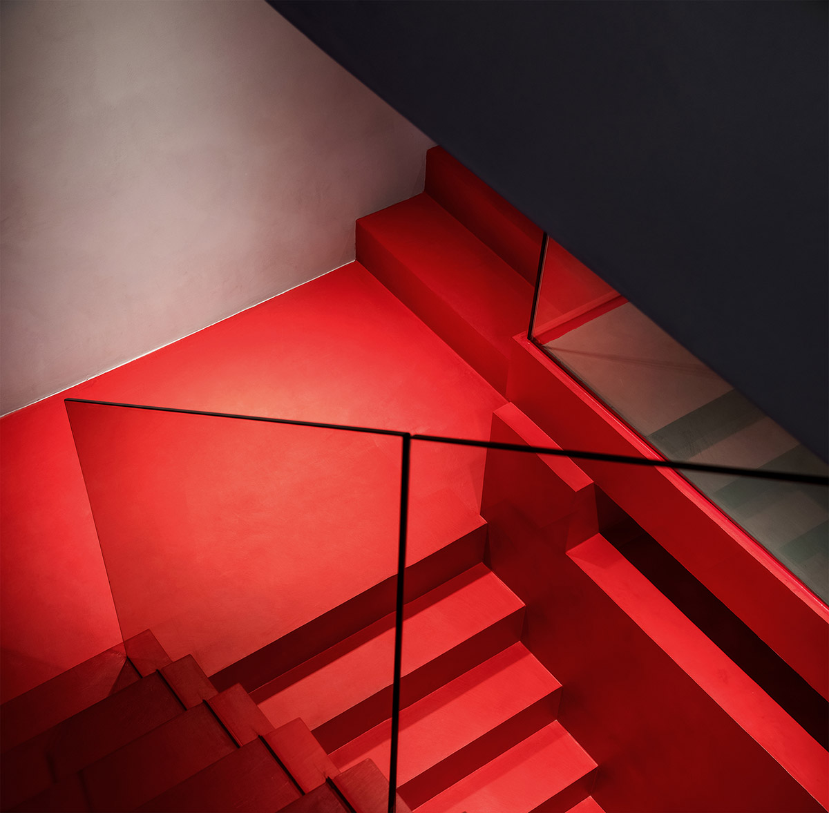 Grey and red colours combined with geometric shapes and shimmering ceiling for fashion store in China