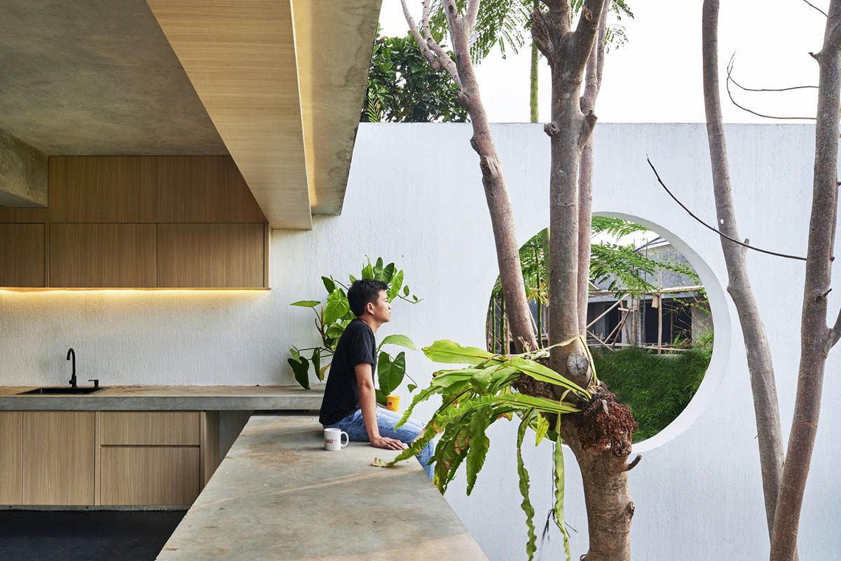 RAD+ar redesigns old vernacular building with tropical architecture as its main office in Jakarta