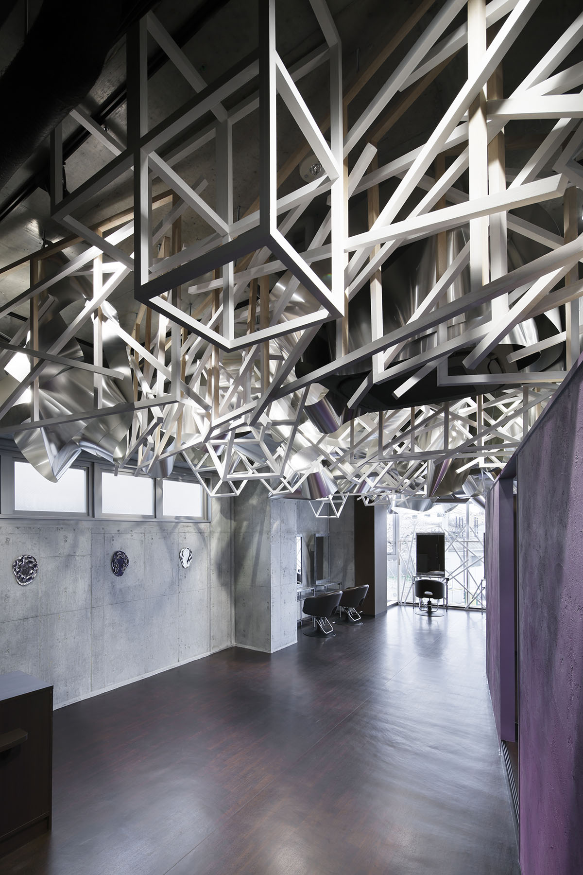 Moriyuki Ochiai creates infinite 3D surface by using thousands of aluminum sheets in a beauty salon
