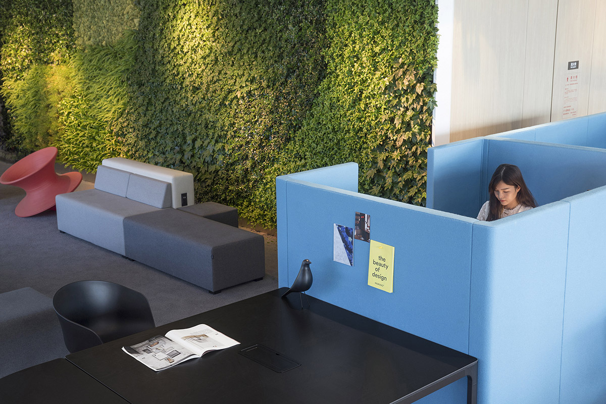 Peng & Partners Designed a Colorful Office that Seems like a Space Comes out of Mandrian's Painting