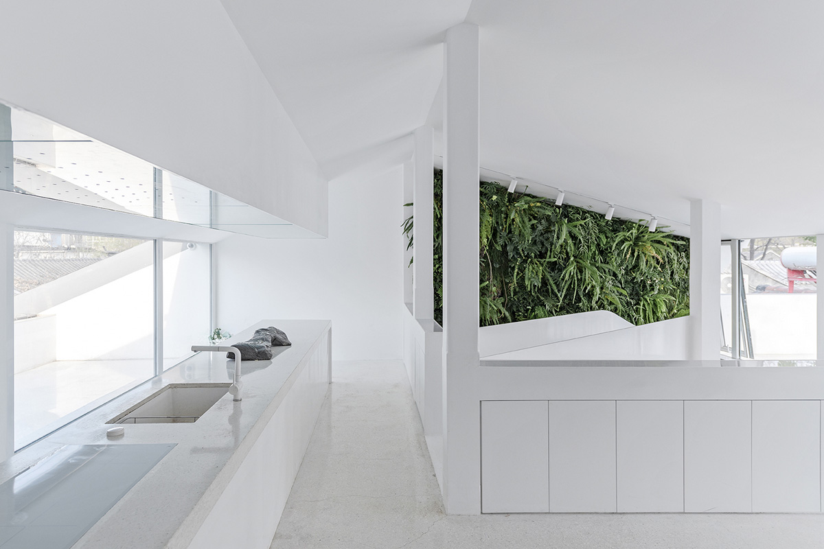 Archstudio transforms Beijing's old building into a multi-brand boutique with mirrored interior