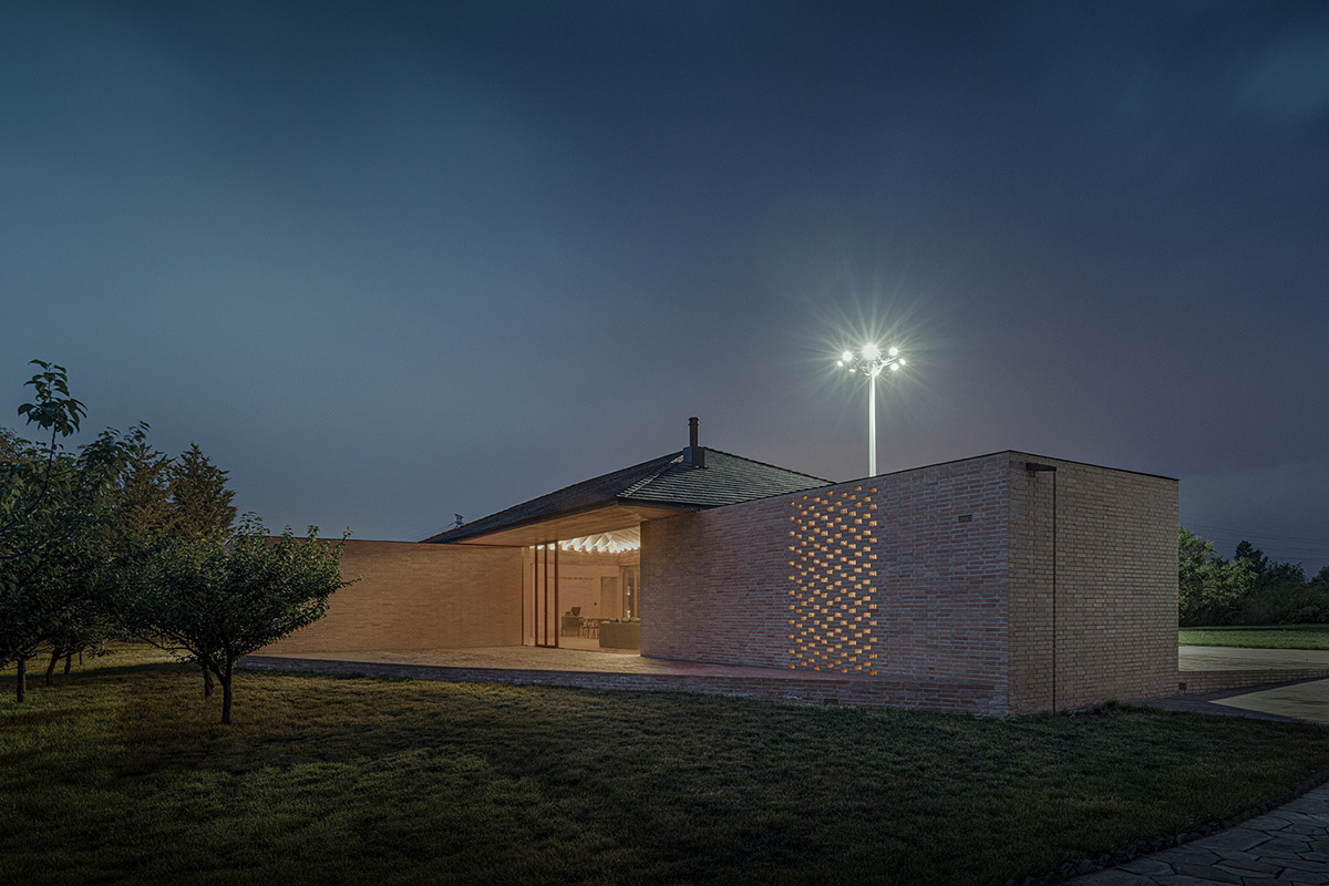 Protruding volumes form for this courtyard villa with beige shale brick in China