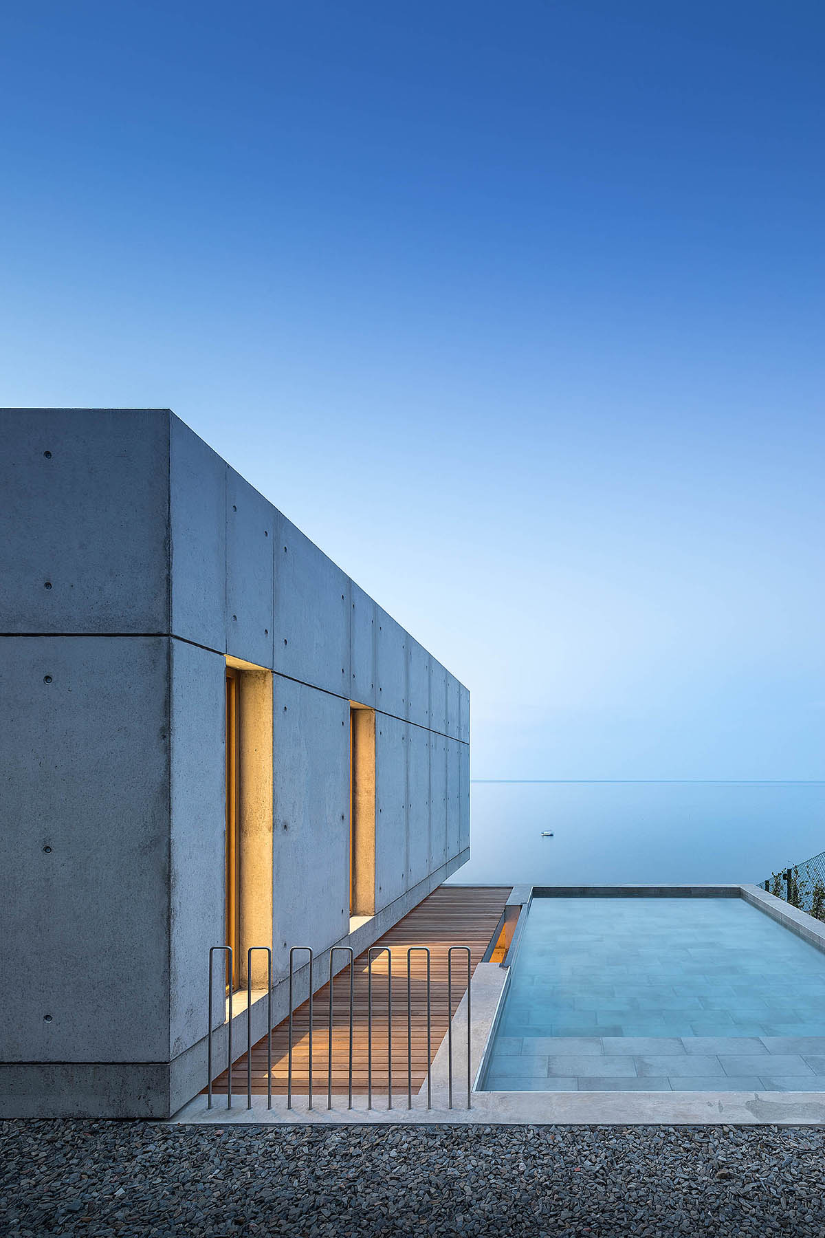 Marià Castelló Architecture completes family house with on a hilly topography in Spain 