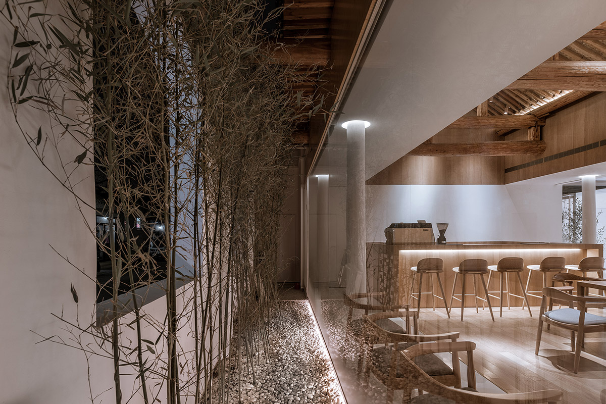 Archstudio converts Hutong's traditional commercial block into residences by 