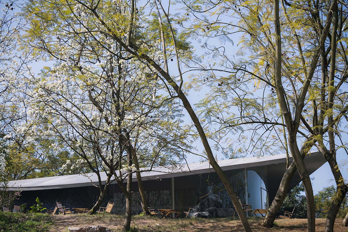 Archermit built a rock-shaped bakery supported by a giant stone in a Chinese village