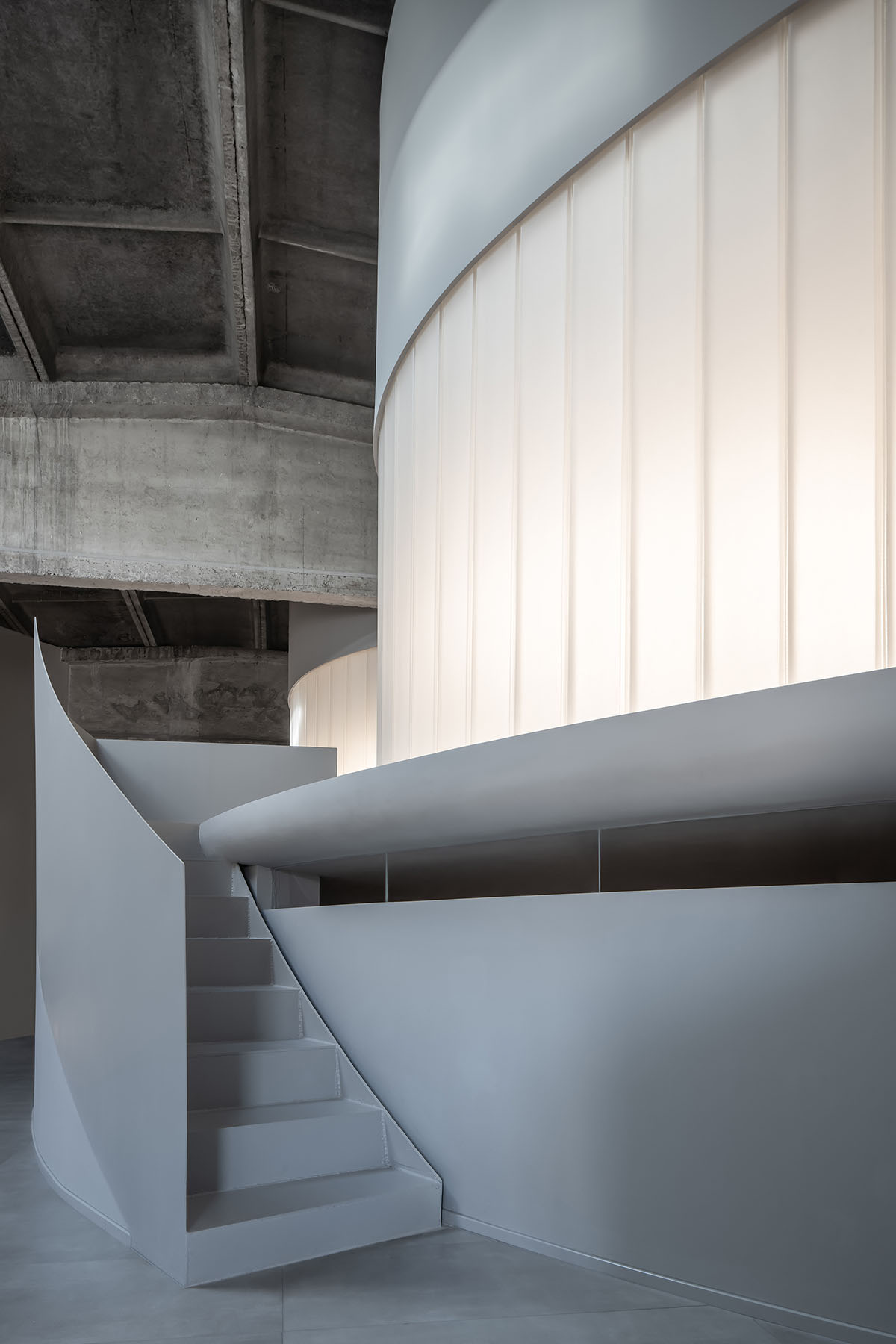 Cun Design completes ROSEMOO Headquarters Office with white linear volume in Beijing