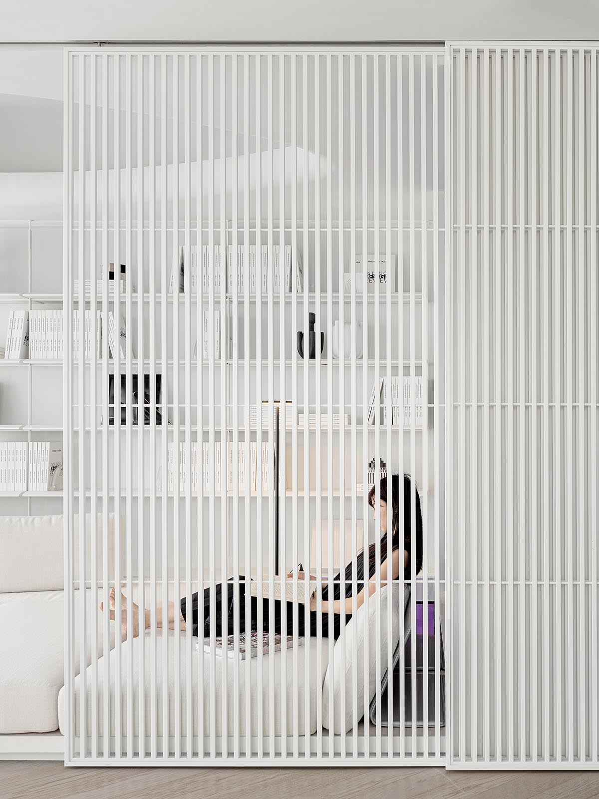 FREEFORM DESIGN completes apartment interior with fashionable and artistic look in China