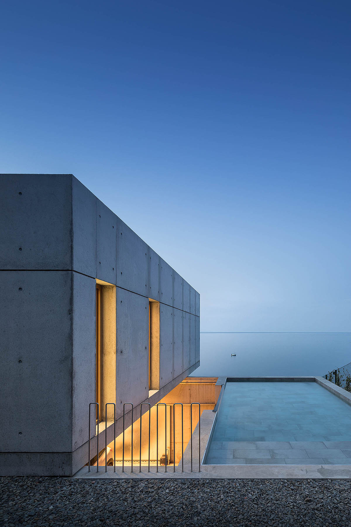 Marià Castelló Architecture completes family house with on a hilly topography in Spain 