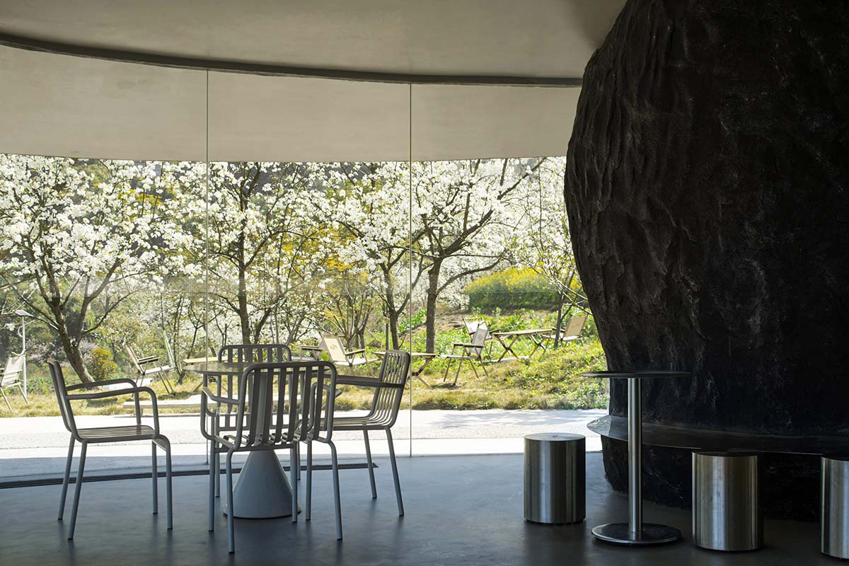 Archermit built a rock-shaped bakery supported by a giant stone in a Chinese village