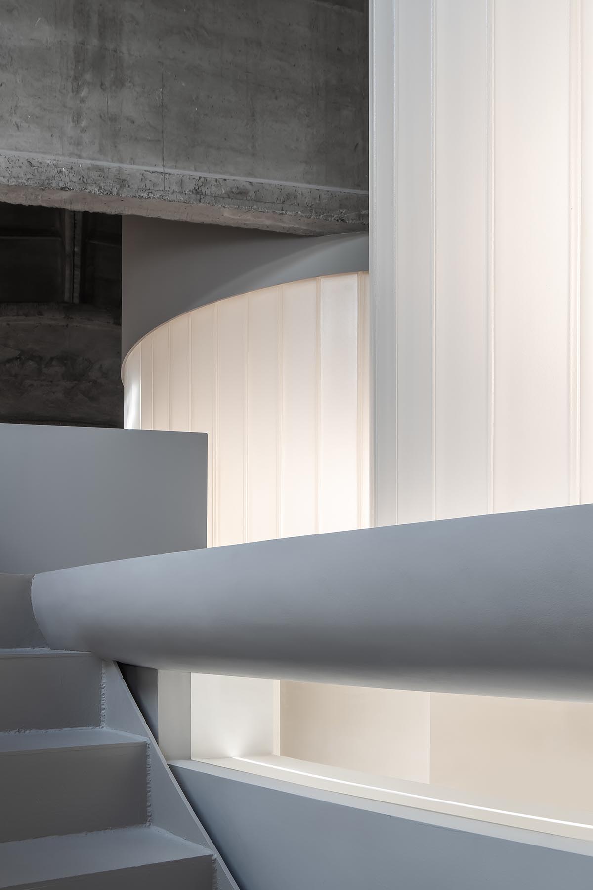 Cun Design completes ROSEMOO Headquarters Office with white linear volume in Beijing