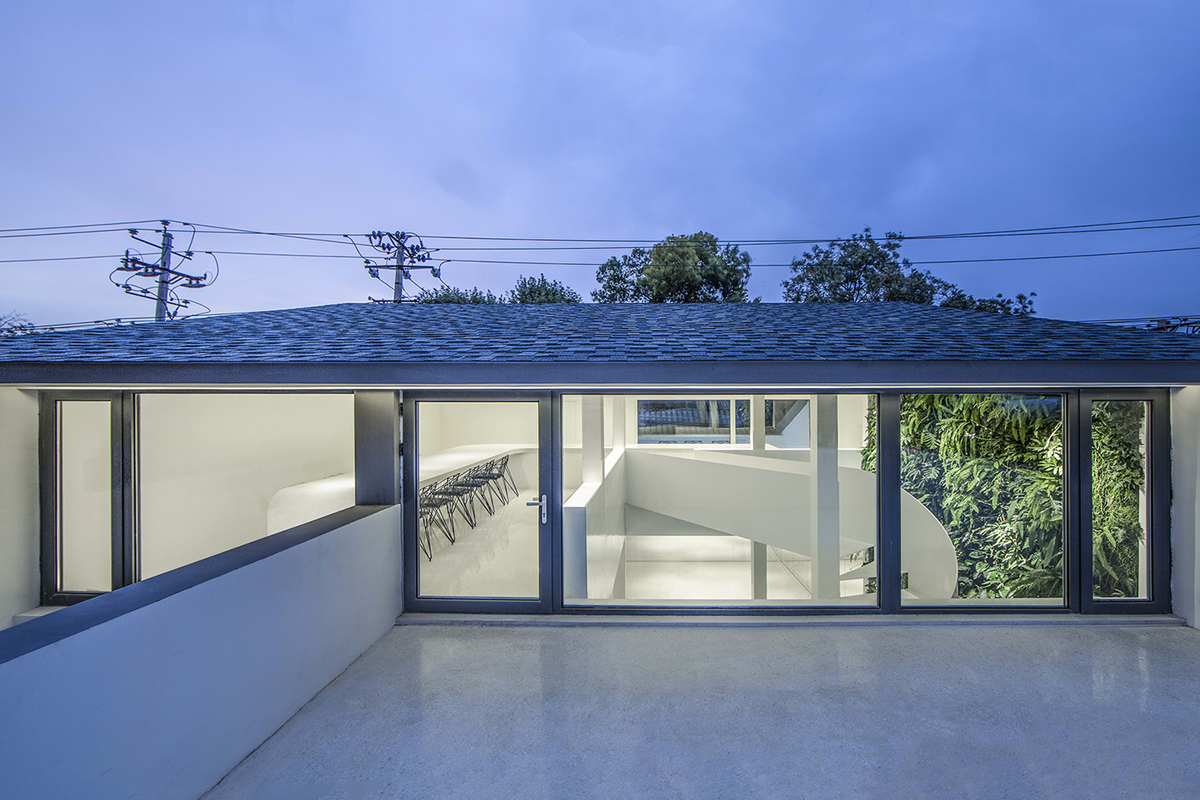 Archstudio transforms Beijing's old building into a multi-brand boutique with mirrored interior