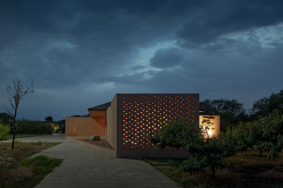 Protruding volumes form for this courtyard villa with beige shale brick in China