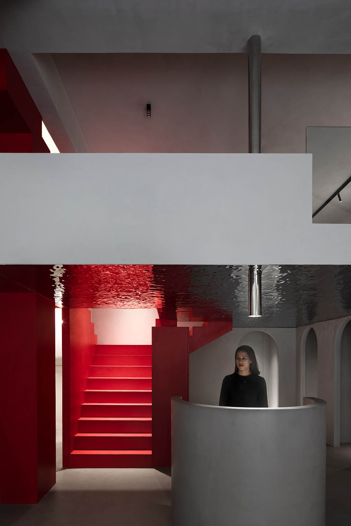 Grey and red colours combined with geometric shapes and shimmering ceiling for fashion store in China