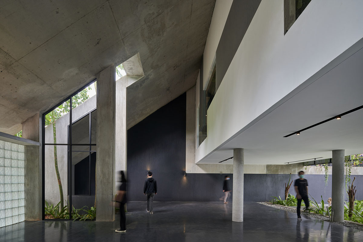 RAD+ar redesigns old vernacular building with tropical architecture as its main office in Jakarta