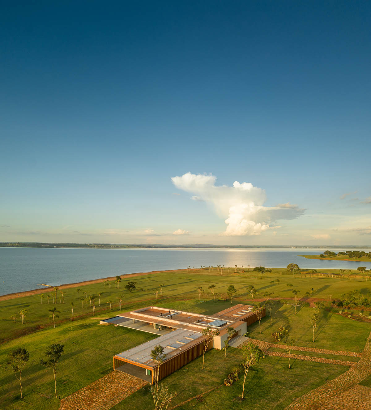 T-shaped weekend house by mf+arquitects is blended with its natural surroundings in São Paulo 