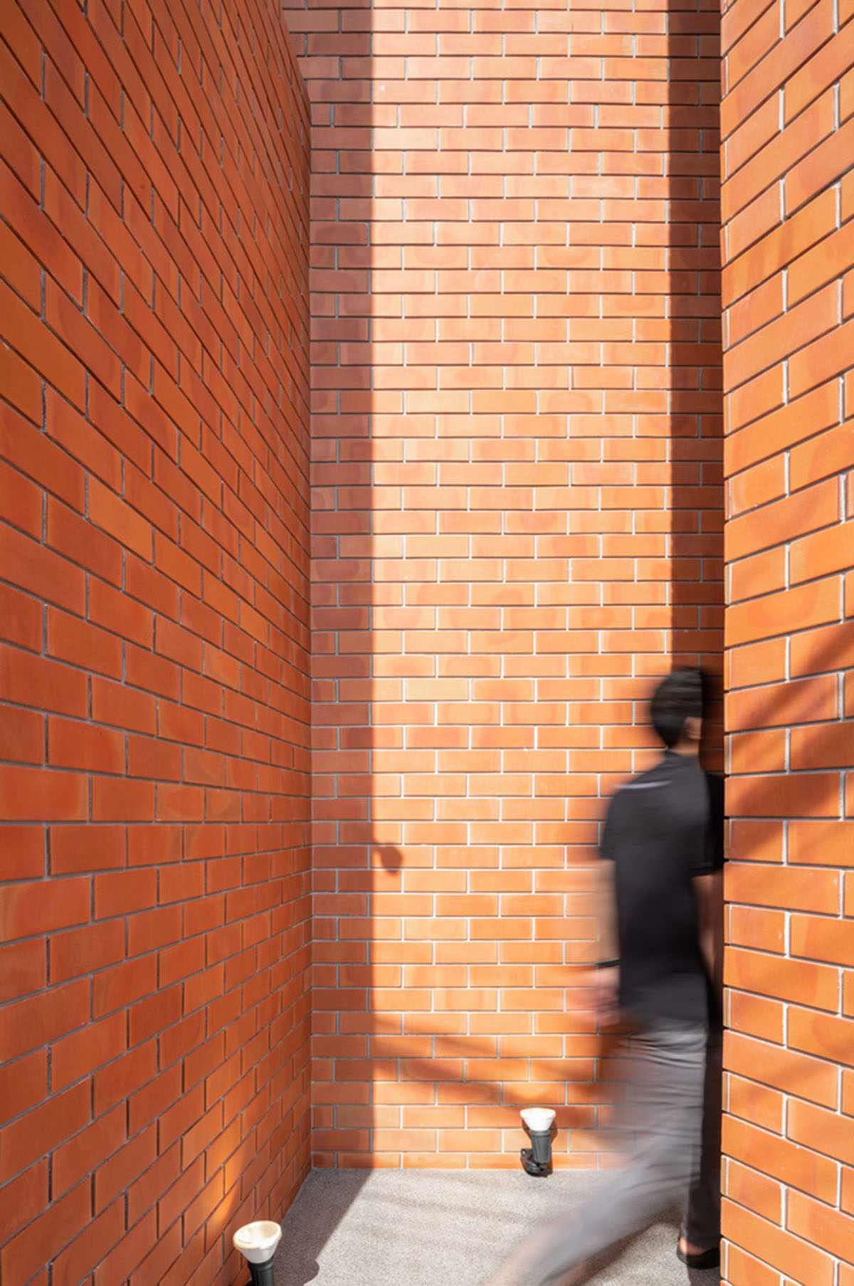 Gigantic terracotta-tile walls added to create a buffer zone in Pakkret House in Thailand