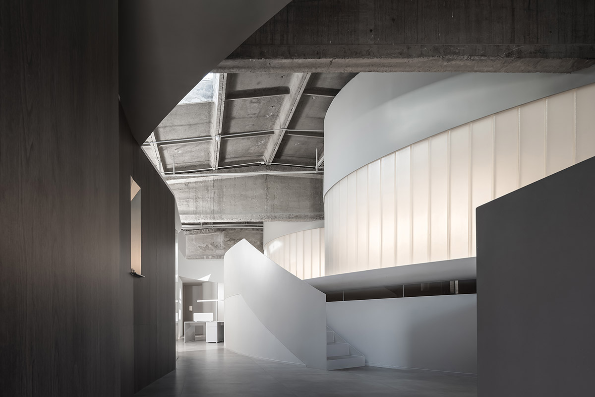 Cun Design completes ROSEMOO Headquarters Office with white linear volume in Beijing