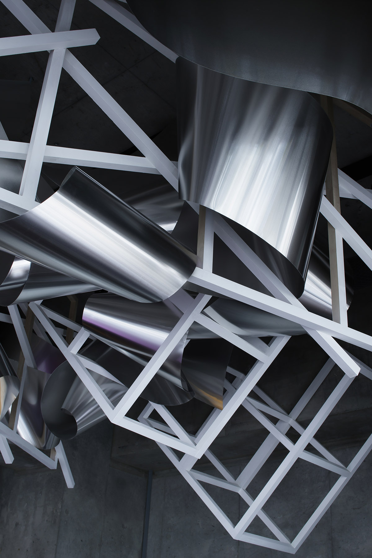 Moriyuki Ochiai creates infinite 3D surface by using thousands of aluminum sheets in a beauty salon