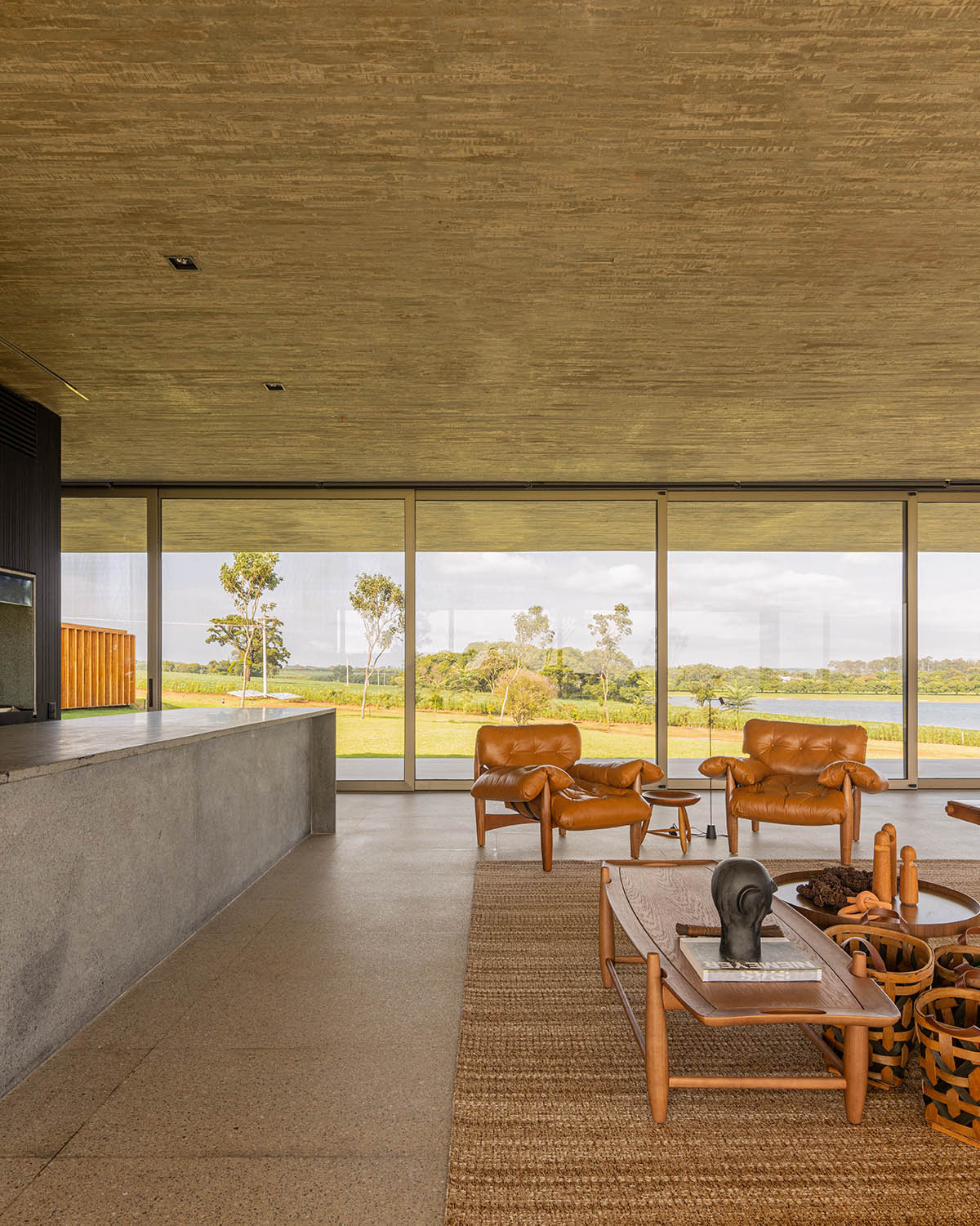 T-shaped weekend house by mf+arquitects is blended with its natural surroundings in São Paulo 