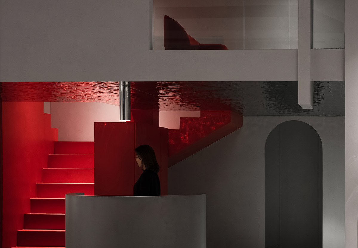 Grey and red colours combined with geometric shapes and shimmering ceiling for fashion store in China