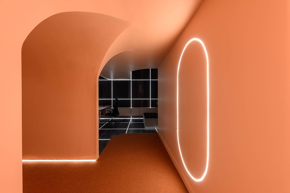 Estudio Ebras and Hause Möbel add orange hues and textures to home and office in Córdoba