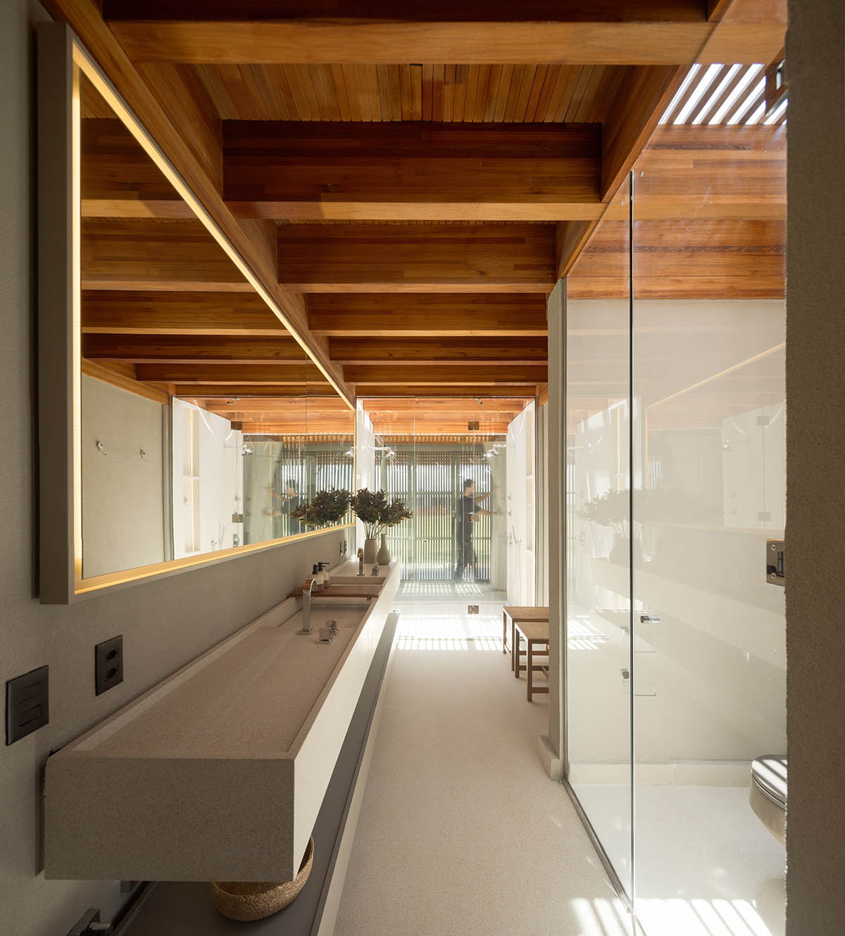 T-shaped weekend house by mf+arquitects is blended with its natural surroundings in São Paulo 