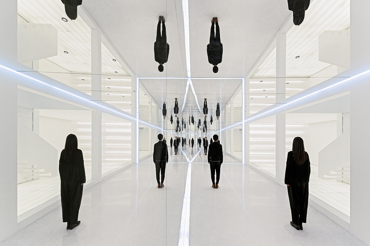 Archstudio transforms Beijing's old building into a multi-brand boutique with mirrored interior