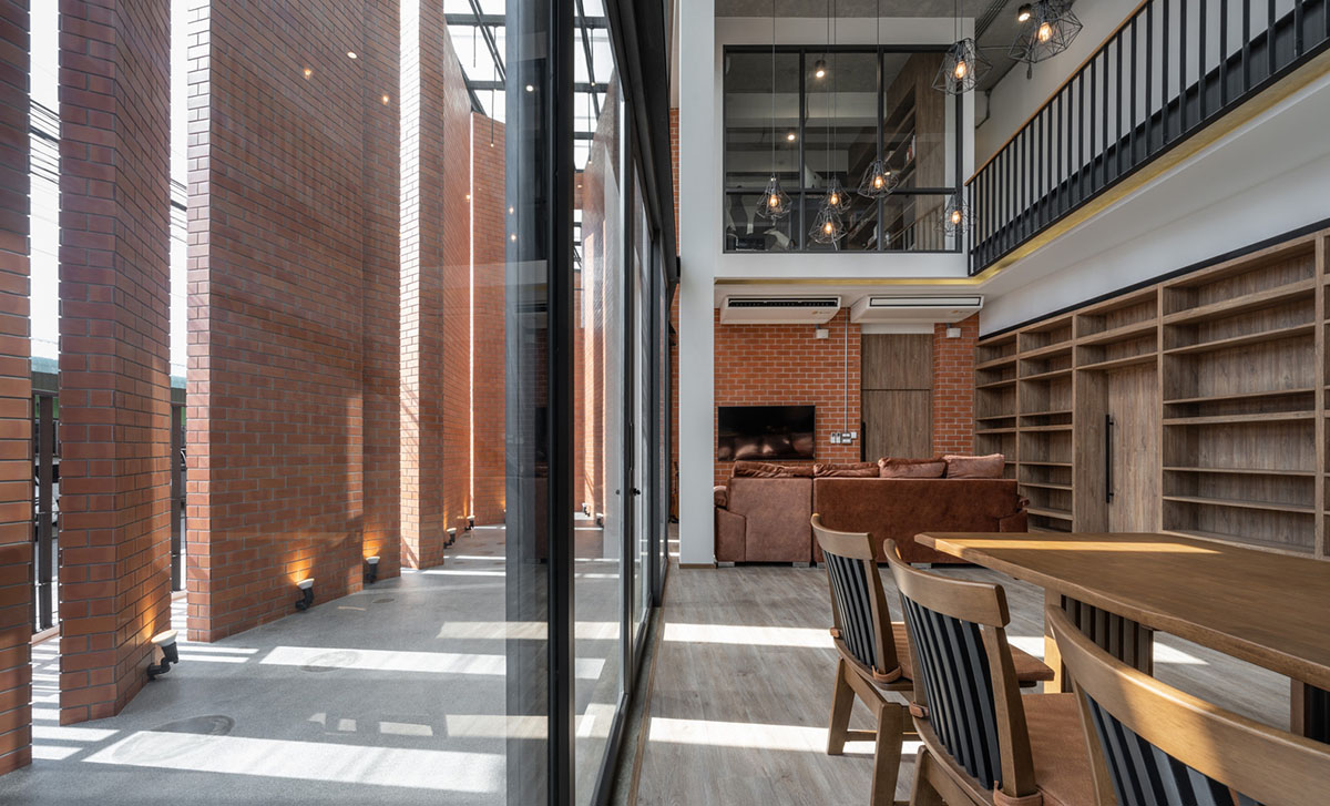 Gigantic terracotta-tile walls added to create a buffer zone in Pakkret House in Thailand