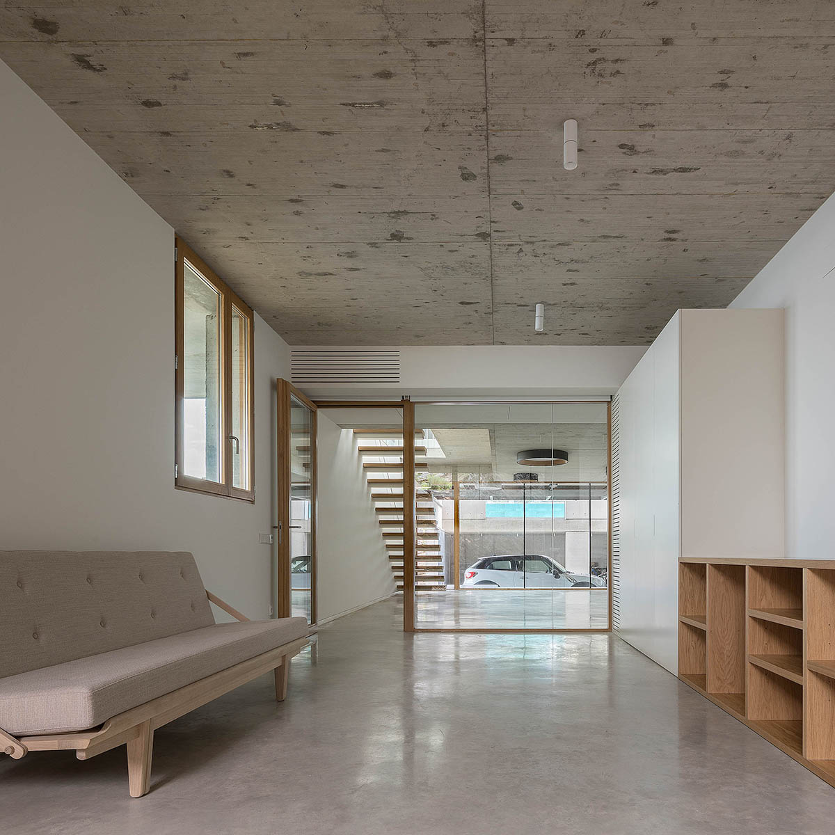 Marià Castelló Architecture completes family house with on a hilly topography in Spain 