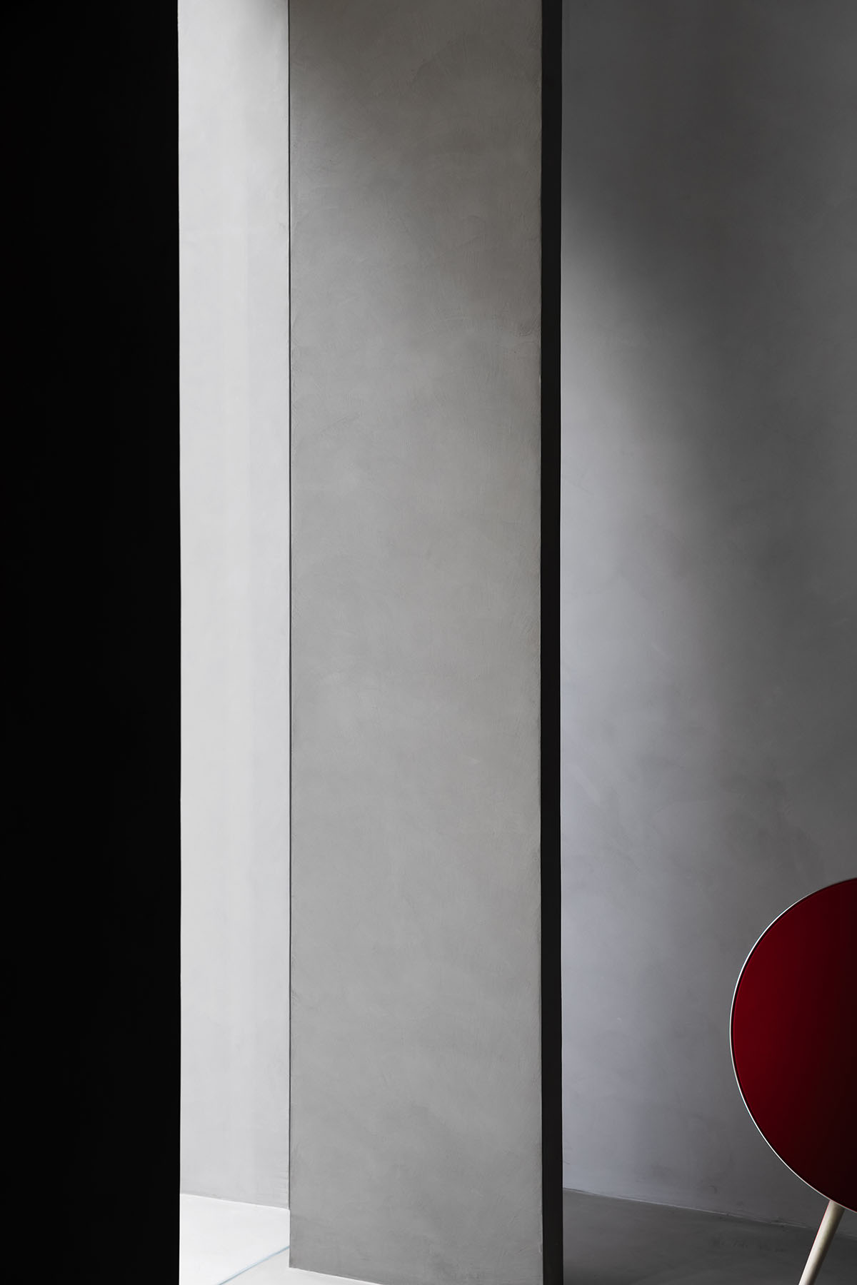 Grey and red colours combined with geometric shapes and shimmering ceiling for fashion store in China