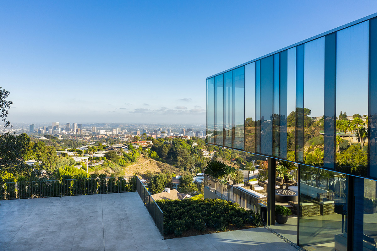 SPF:architects completes a striking propeller-shaped glass house in Bel ...