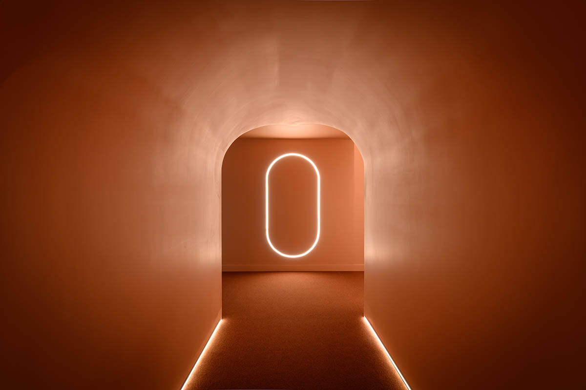 Estudio Ebras and Hause Möbel add orange hues and textures to home and office in Córdoba