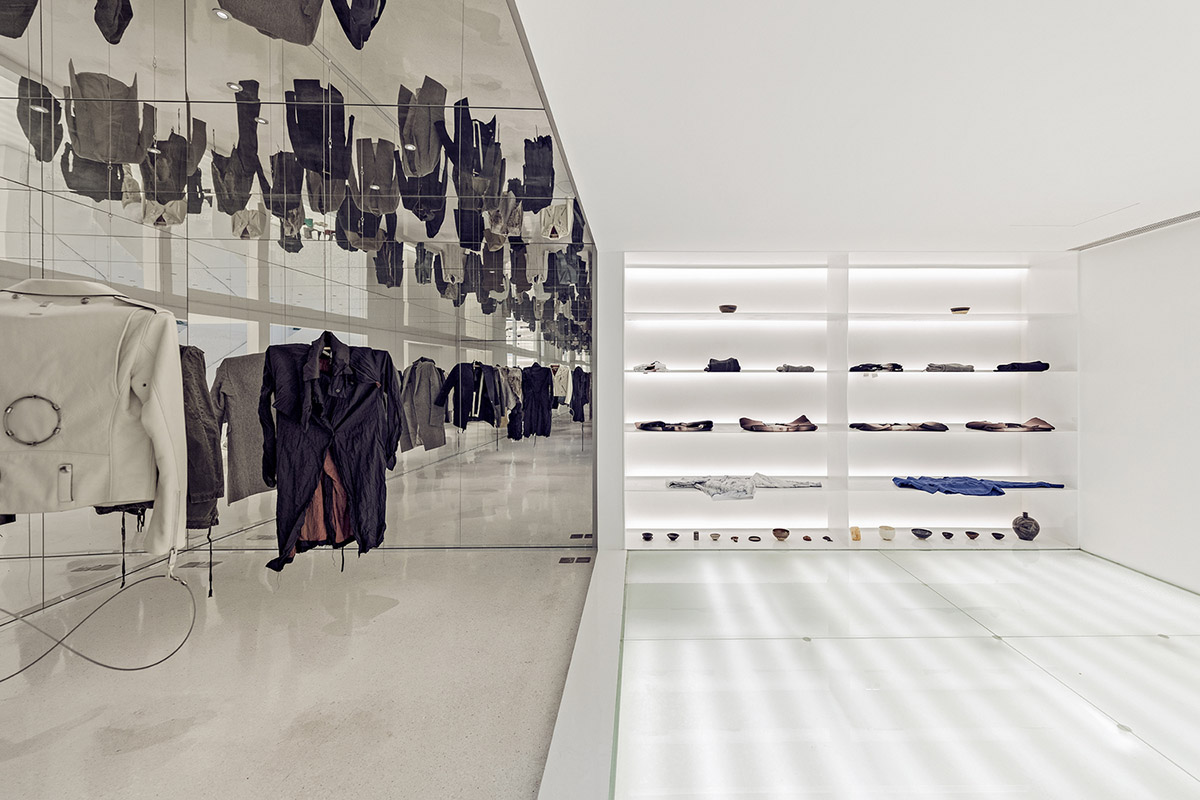 Archstudio transforms Beijing's old building into a multi-brand boutique with mirrored interior