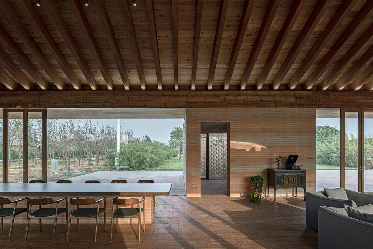 Protruding volumes form for this courtyard villa with beige shale brick in China