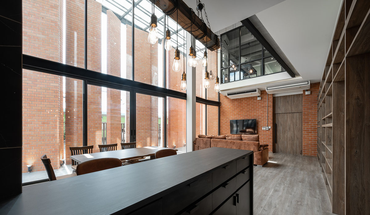 Gigantic terracotta-tile walls added to create a buffer zone in Pakkret House in Thailand