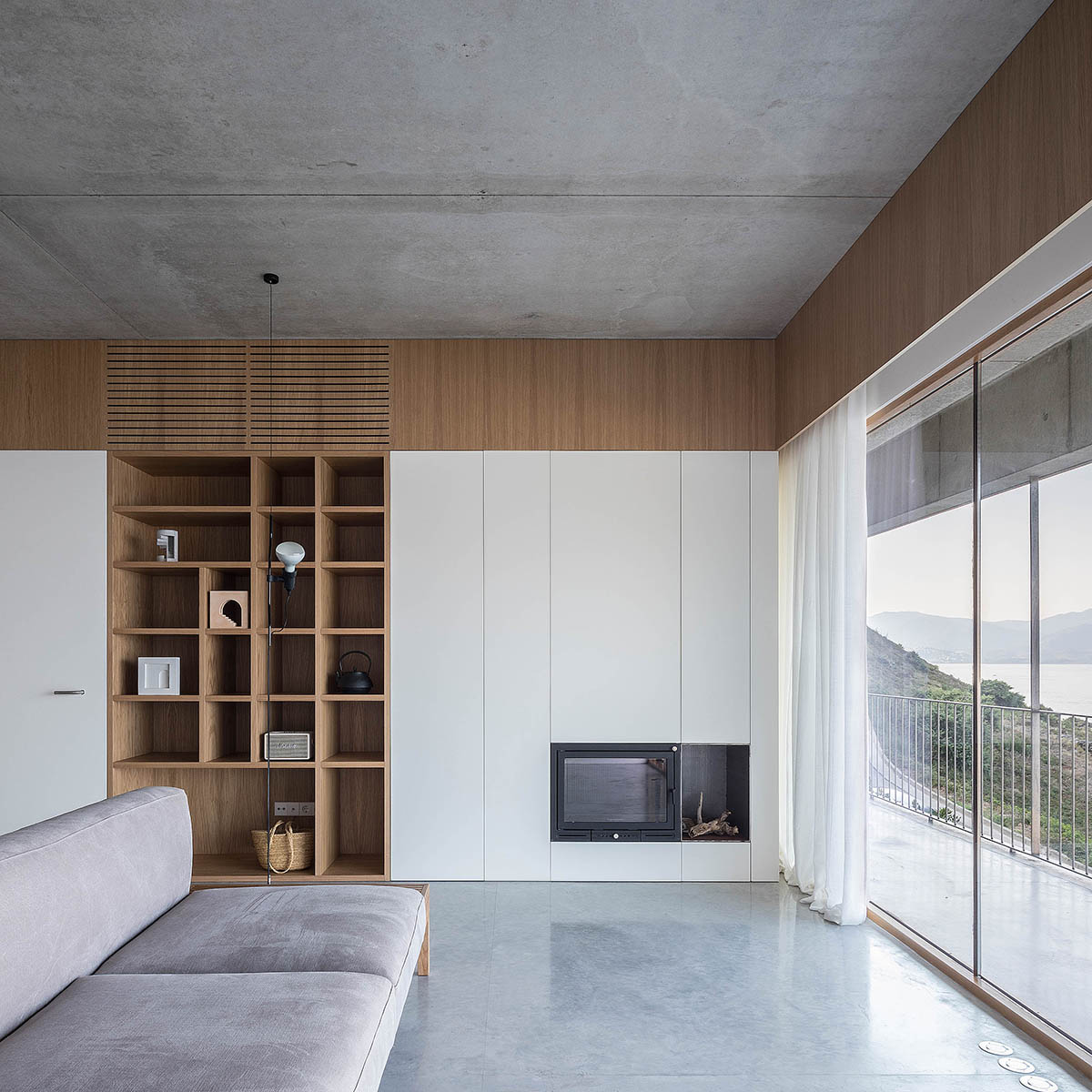 Marià Castelló Architecture completes family house with on a hilly topography in Spain 