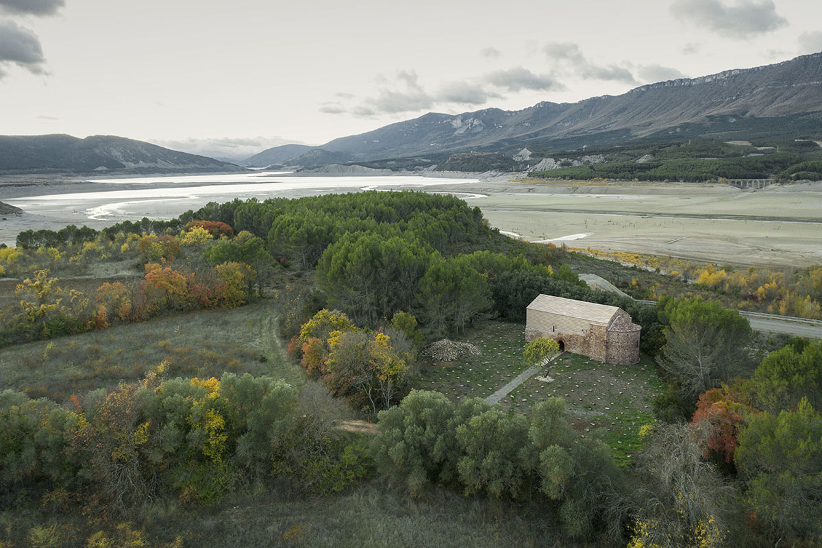Sebastián Arquitectos SLP converts ancient hermitage into a resting space for pilgrims in Spain 