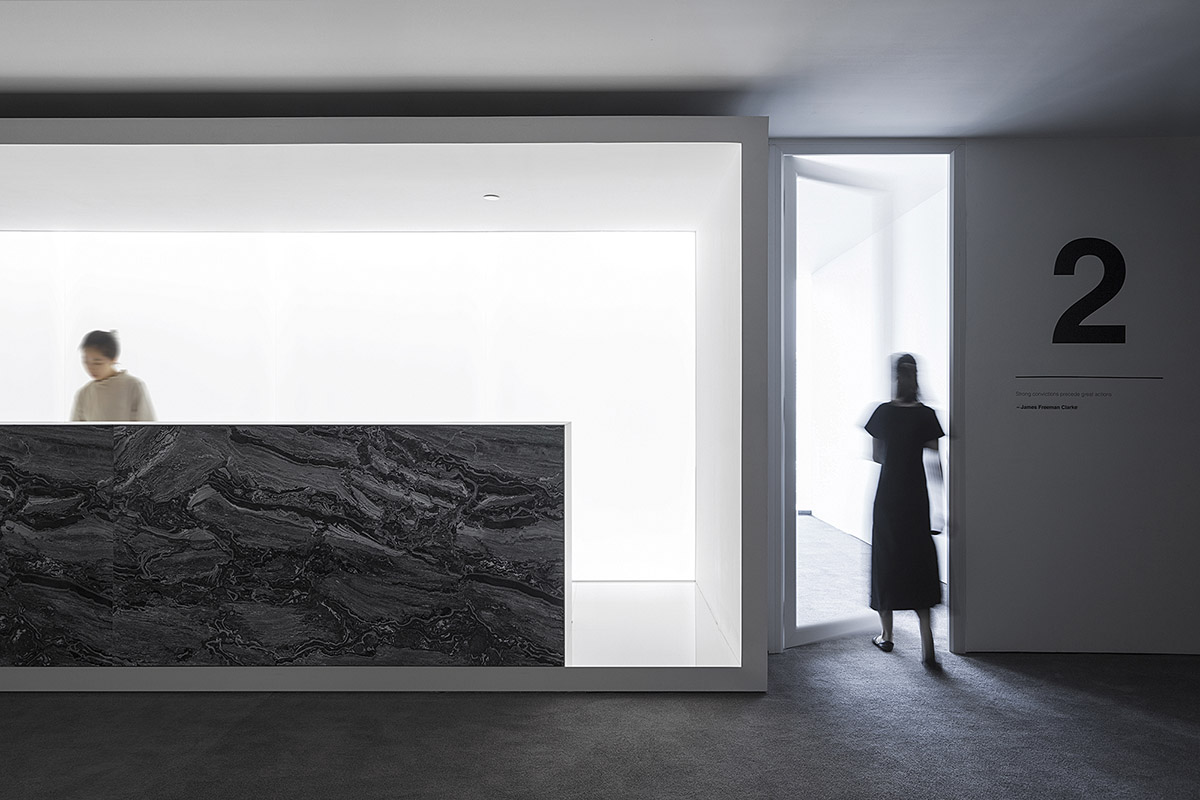 Peng & Partners Designed a Colorful Office that Seems like a Space Comes out of Mandrian's Painting