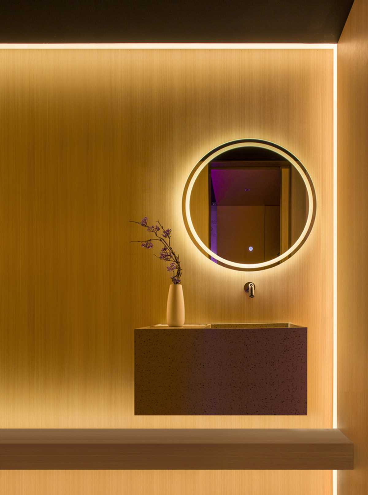 Shanghai Hip-pop Design built a freehand brushwork painting-like restaurant in Shanghai