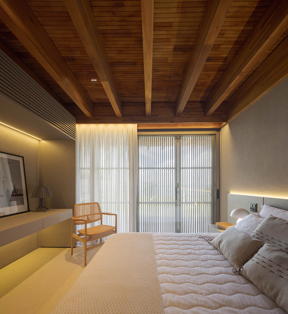 T-shaped weekend house by mf+arquitects is blended with its natural surroundings in São Paulo 