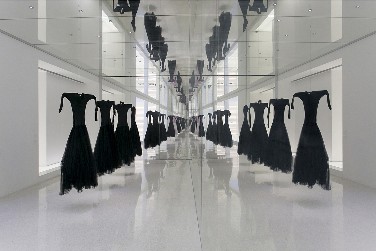 Archstudio transforms Beijing's old building into a multi-brand boutique with mirrored interior