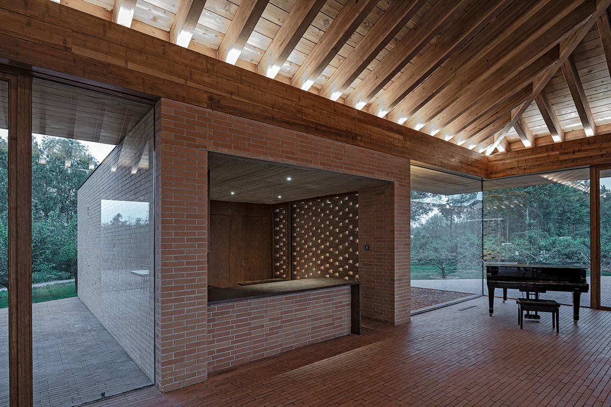 Protruding volumes form for this courtyard villa with beige shale brick in China
